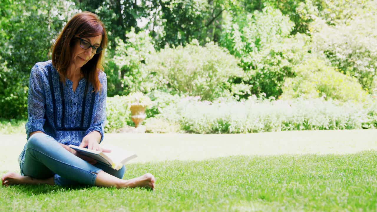 정원에서 책을 읽는 성숙한 여성 4k