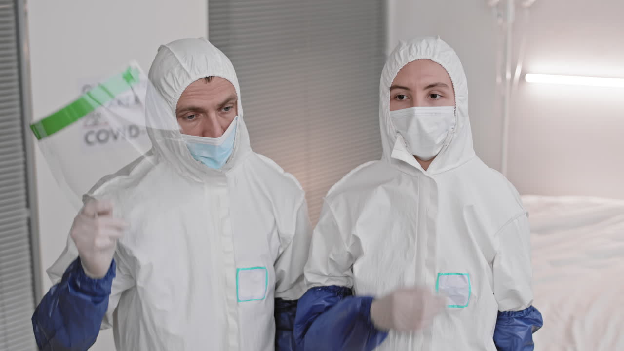 los médicos se quitan la protección contra el virus