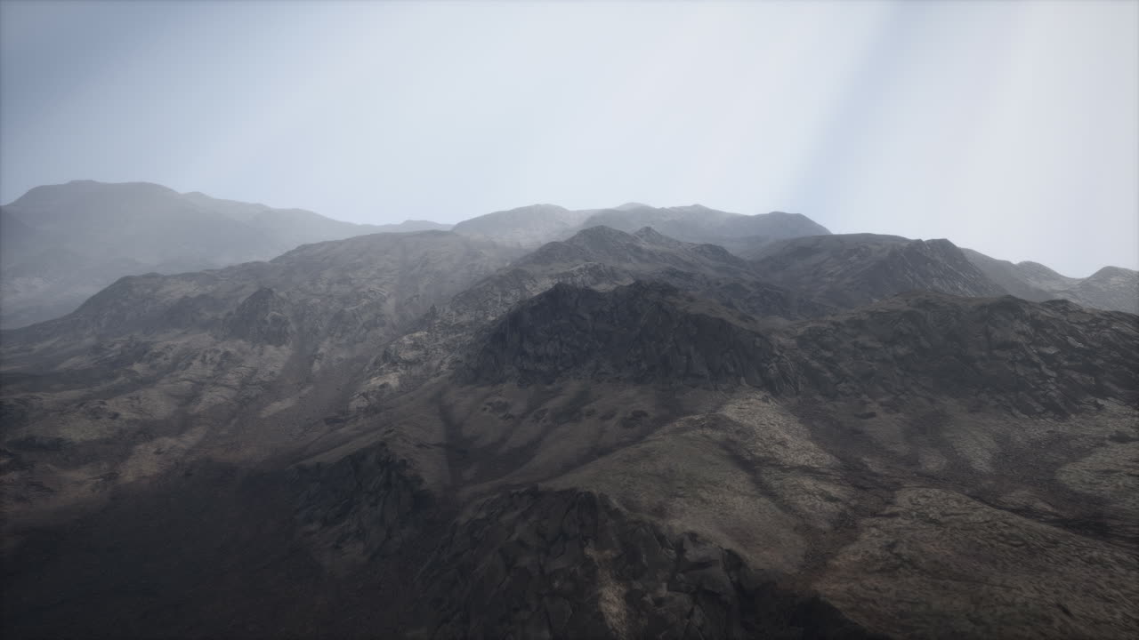 rayos de sol contra el telón de fondo de las montañas