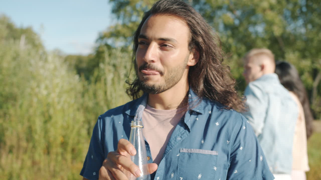 친구 들 이 외출 을 즐기고 있다