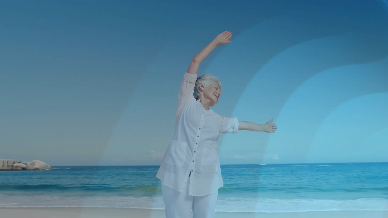 Donna anziana che inizia uno stretching di benessere sulla spiaggia, estendendo e sollevando le braccia con sovrapposizioni curve.
