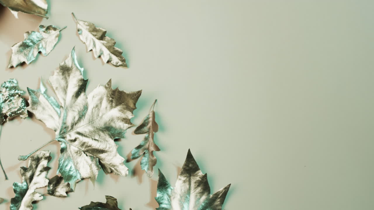 녹색 배경에 복사 공간과 함께 할로윈 가을 금속 잎의 비디오