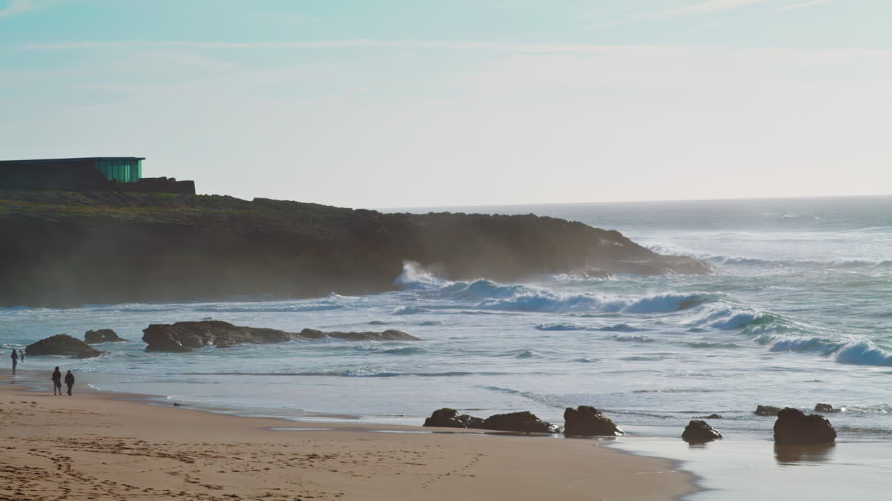 la playa de lavado de agua del océano en una mañana soleada. hermoso paisaje costero.