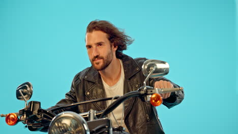 motocicleta, estudio y hombre con una sonrisa en un paseo