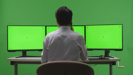 persona hablando por teléfono en la computadora