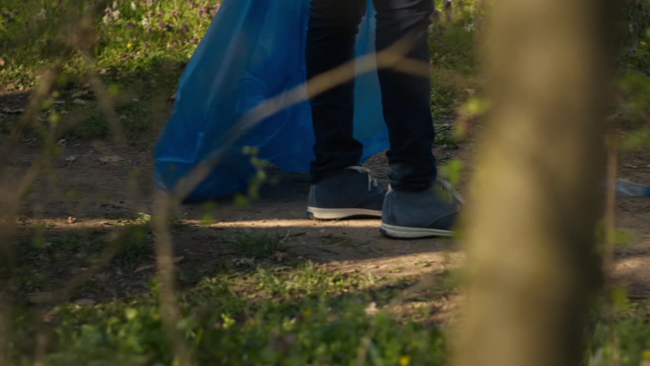 Diverse persone che lavorano come attivisti per pulire la foresta dalle spazzature
