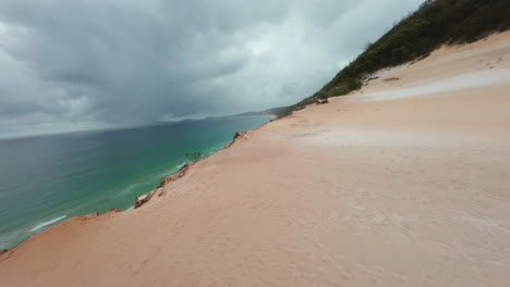 Atemberaubende-Drohnenansicht-über-Einem-Strand,-Freestyle,-Urlaub,-Tourismus