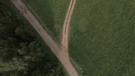 Volando-Sobre-La-Carretera-Rural-En-Campo-Verde