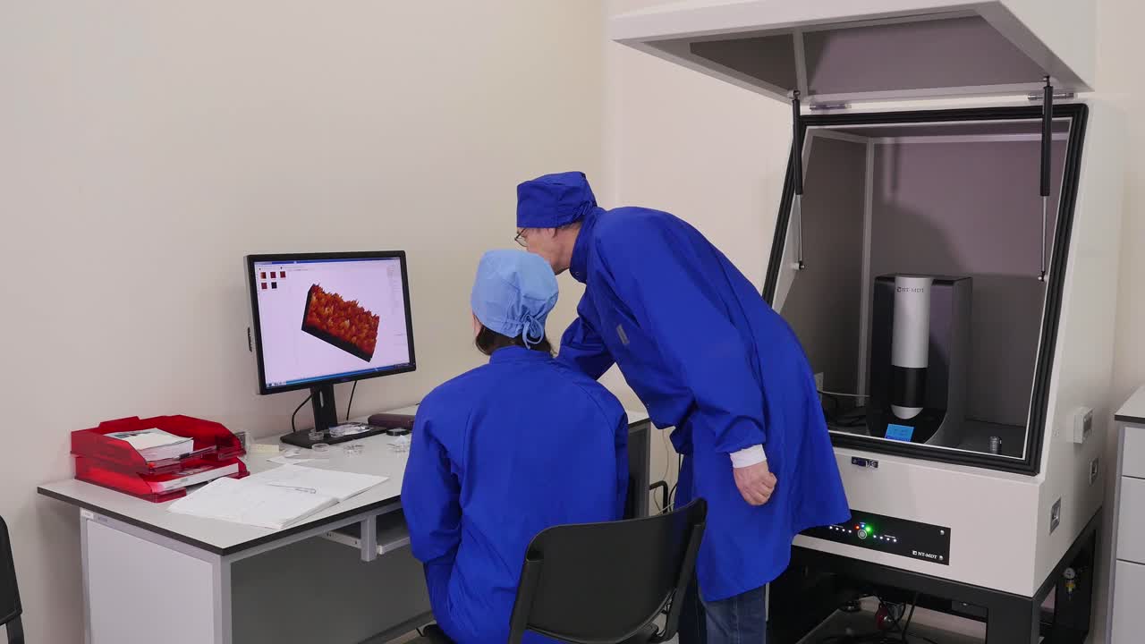 3d 스캔 장비를 사용하는 과학자