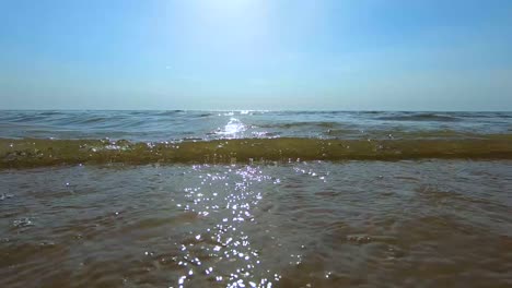 Las-Olas-Del-Mar-Vienen-Cuesta-Arriba-En-Cámara-Lenta