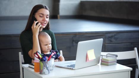 mamá trabajando con el bebé