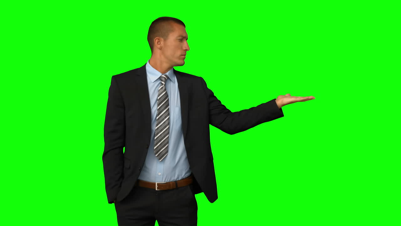 hombre de negocios presentando con la mano