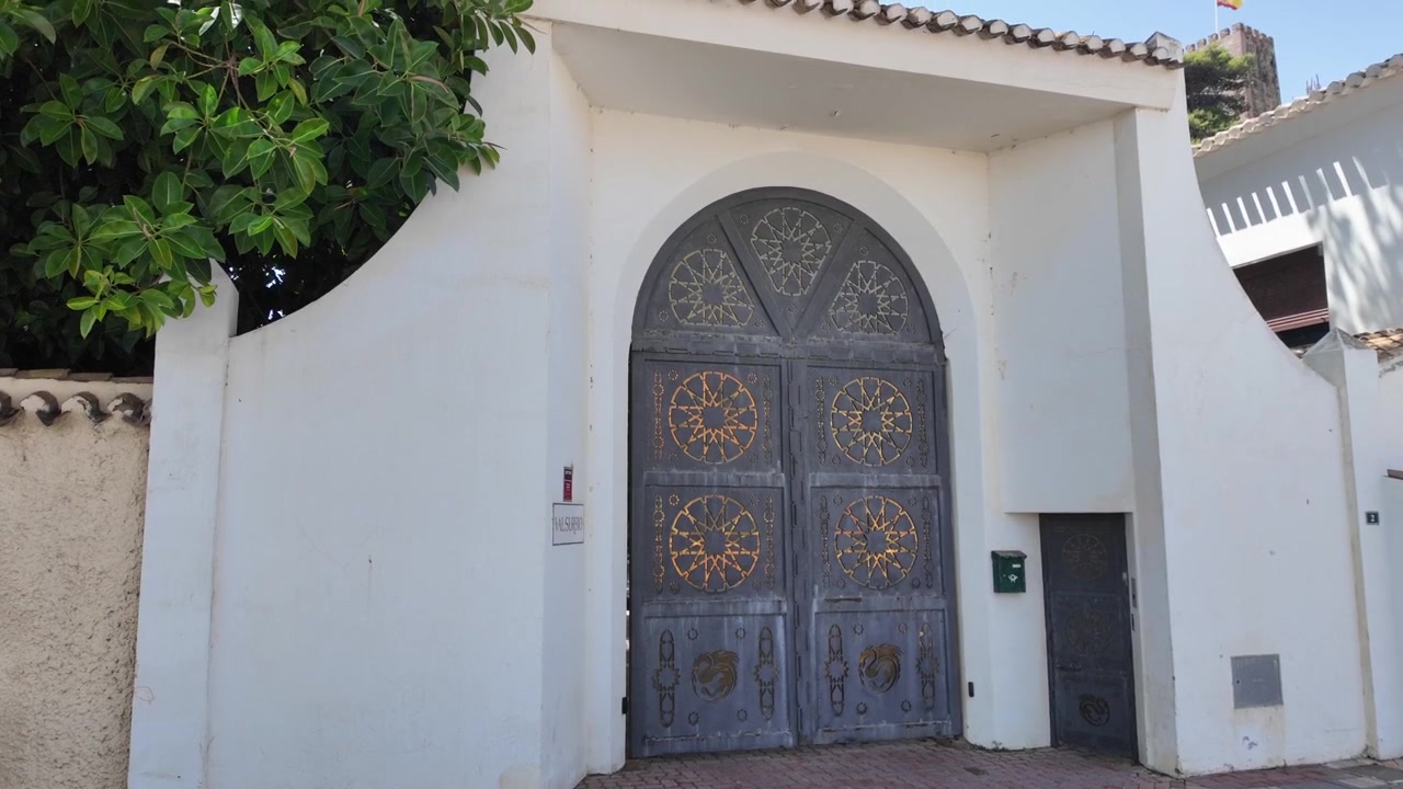 Fuengirola, İspanya'da Süslü Kemerli Metal Kapı, Tarihi Tarzda