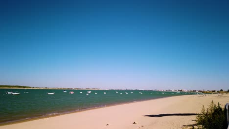 Malerische-Landschaft-Von-Festgemachten-Booten-In-Sanlucar,-Cadiz,-Spanien,-Blauer-Himmel-Kopierraum