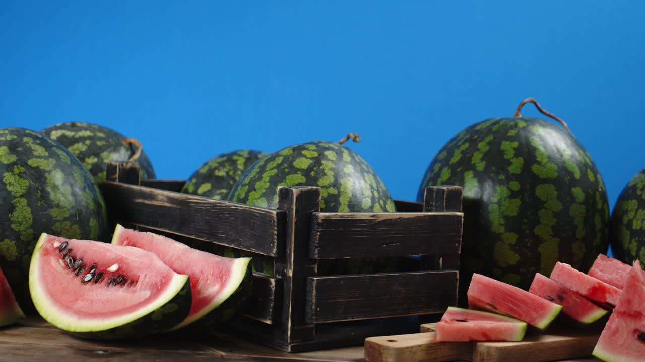 테이블과 상자에 익은 맛있는 수박이 있습니다.