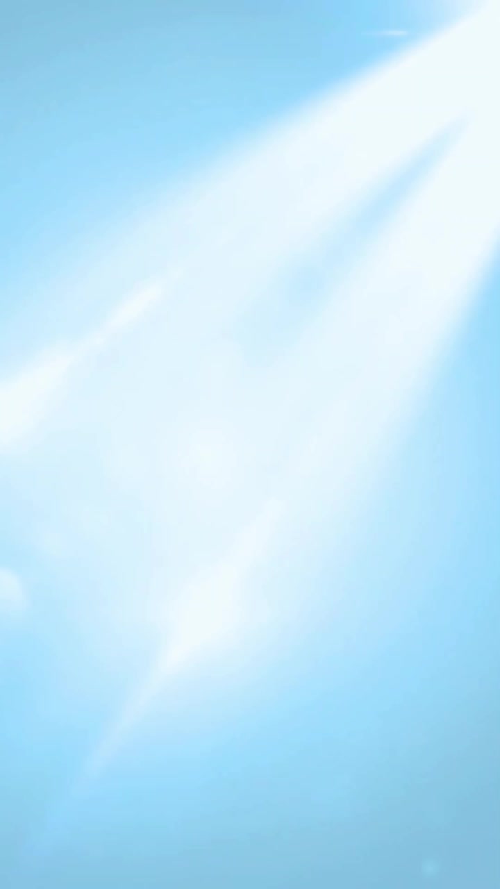 Raggi di sole luminosi che brillano attraverso il cielo blu