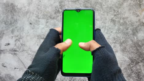 la mano del hacker robando datos del teléfono inteligente
