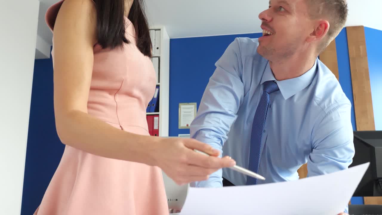 사무실에서 의사소통하는 비즈니스 파트너 4k 슬로 모션