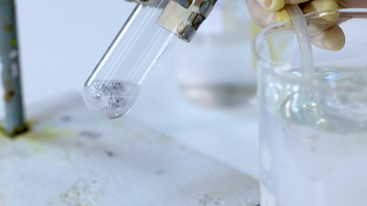 실험관에서 가스 거품을 생성하는 화학 반응