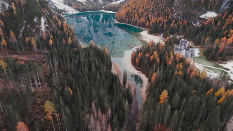 4k otoño drone aéreo lago di braies pragser wildsee dolomitas italia 2022