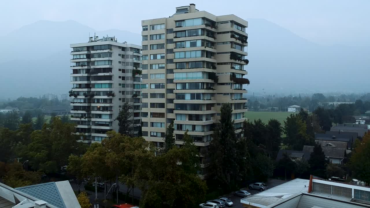 disparos de drones aéreos cerrando edificios a alta velocidad en un día nublado