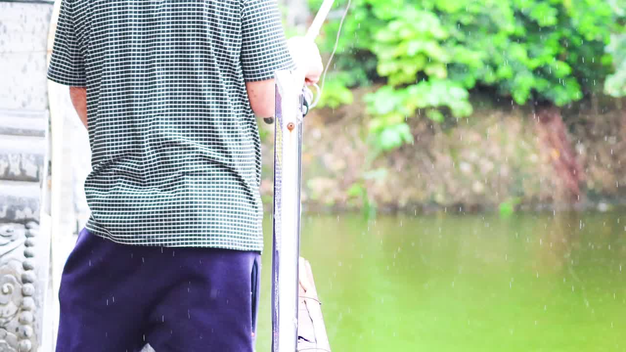 울창 한 강변 에서 시 를 하는 사람