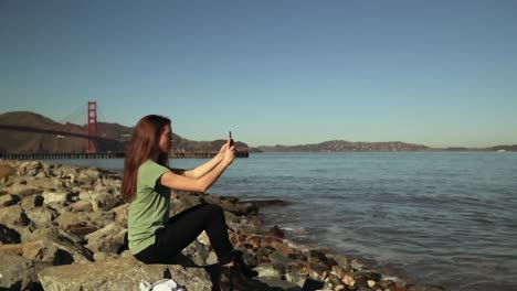 Woman-taking-selfie-with-Golden-Gate-Bridge