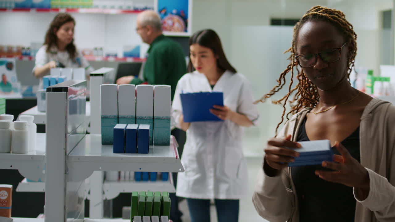 Clienti che acquistano farmaci e prodotti in farmacia