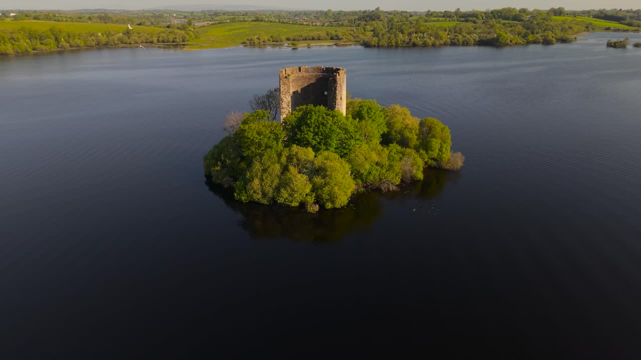 Rester af Cloughoughter Castle i Lough Oughter nær Killeshandra i County Cavan, Irland. Dronefoto i fugleperspektiv