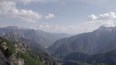 video con un dron de un avión frontal que avanza sobrevolando el valle de theth, mostrando toda la zona montañosa del norte de albania, con el monte korab al fondo