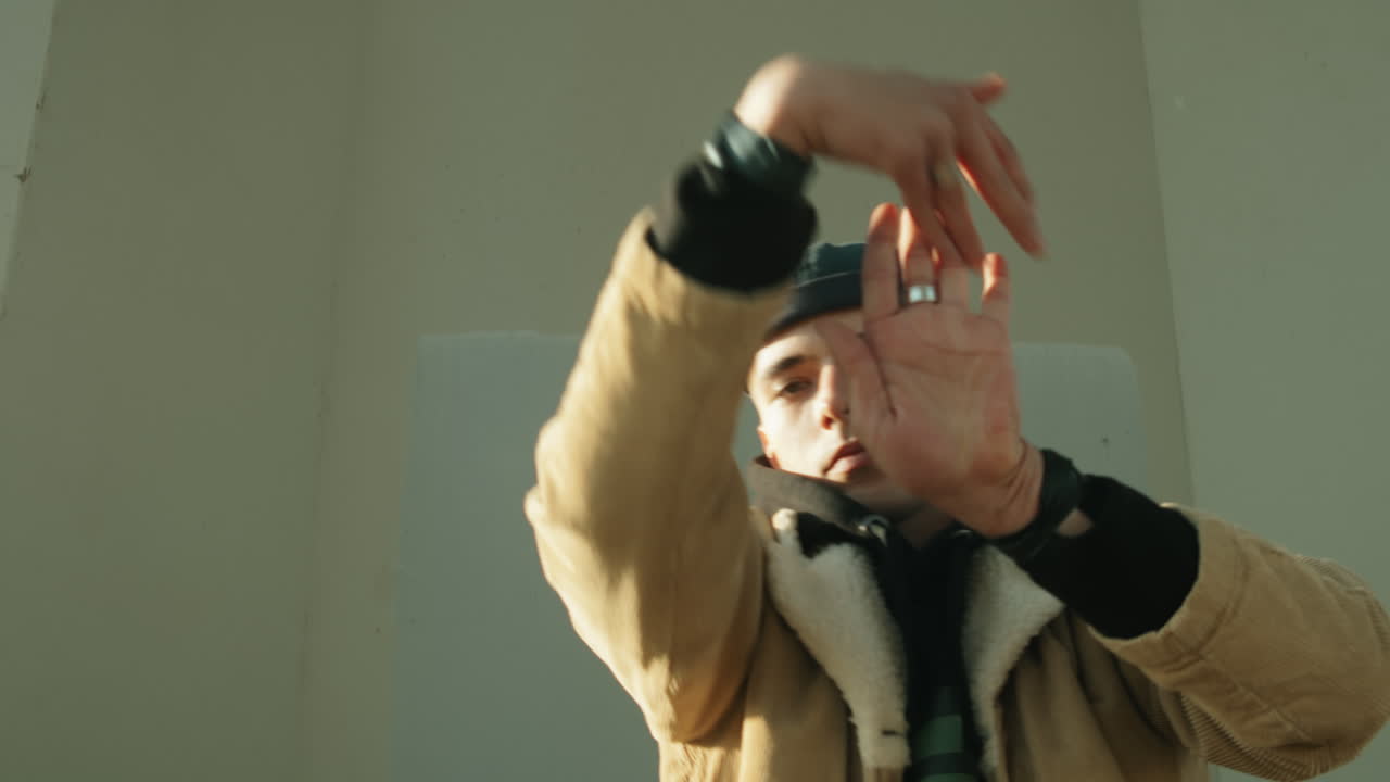 уличный танцор, выполняющий движения руками