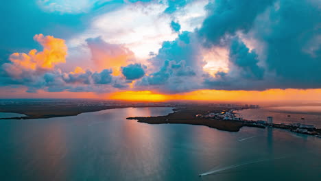 Lapso-De-Tiempo-Al-Atardecer-De-Las-Nubes-Sobre-Una-Ciudad-Costera-Con-Barcos