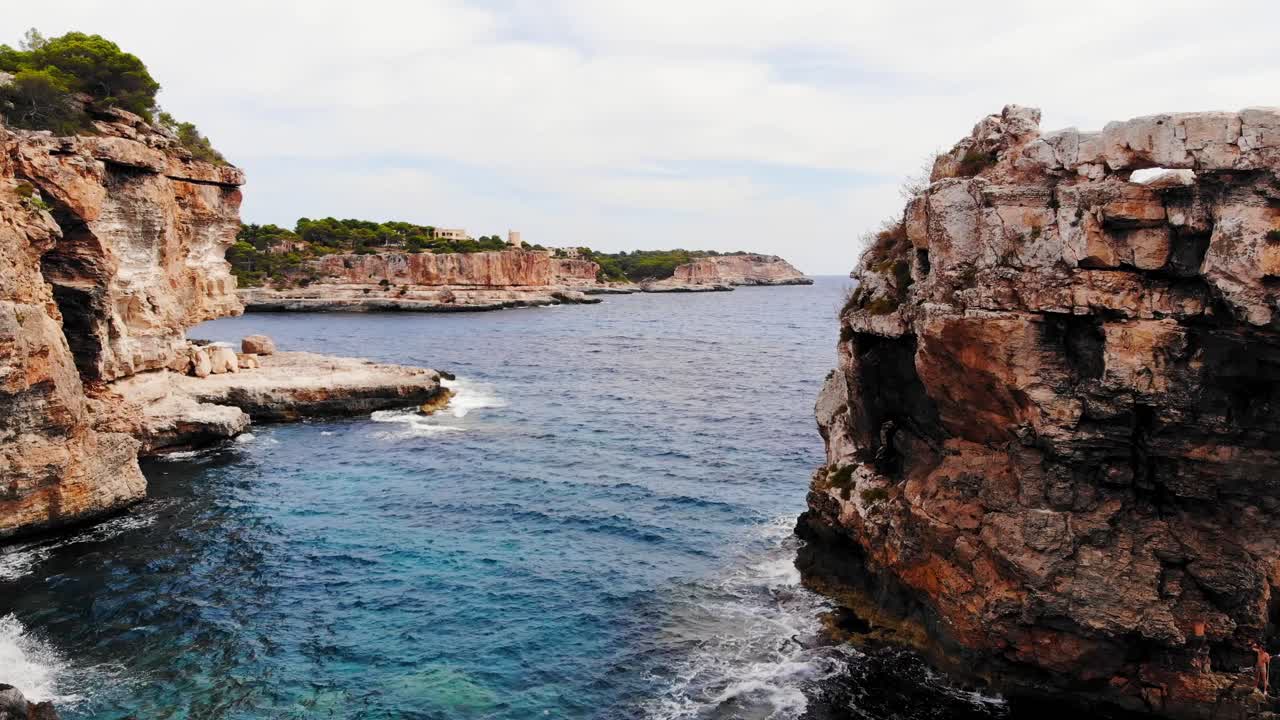 Luftfoto af Es Pontas' berømte naturlige bue og klipper på Mallorcas sydøstkyst.