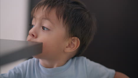 Lindo-Niño-Latino-Niño-Jugando-Con-Su-Mamá-Haciendo-Muecas-Mientras-Come-Algunos-Bocadillos-Cerca-De-La-Mesa