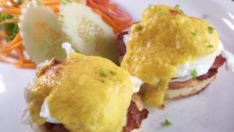 huevos benedictinos desayuno con huevos escalfados y tocino en muffins