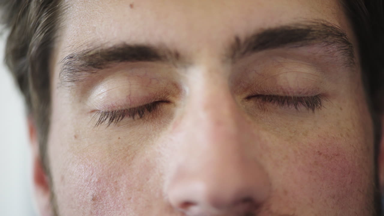 primer plano, ojos de hombre y abiertos para la visión