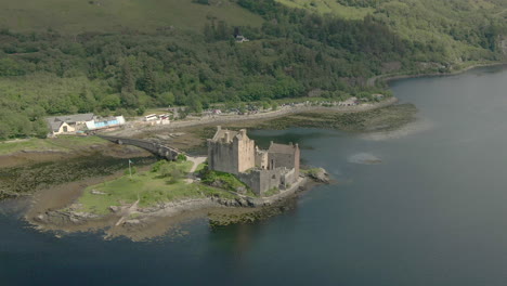 Una-Vista-Aérea-Del-Castillo-De-Eilean-Donan-En-Un-Día-Soleado