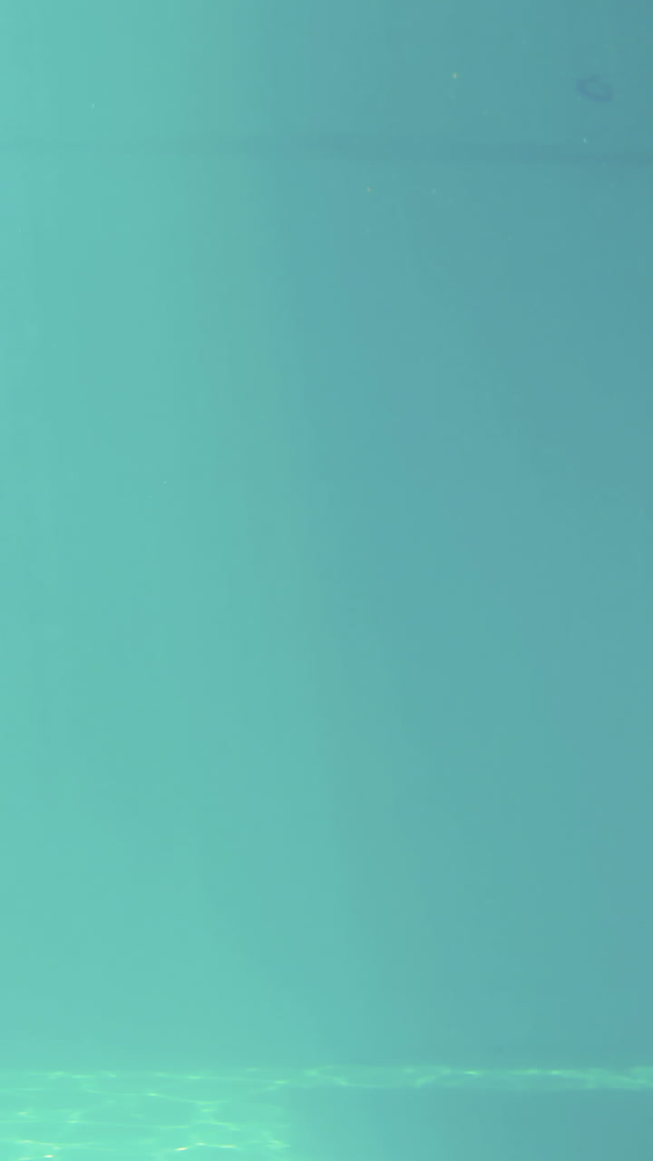 hombre atlético nadando bajo el agua