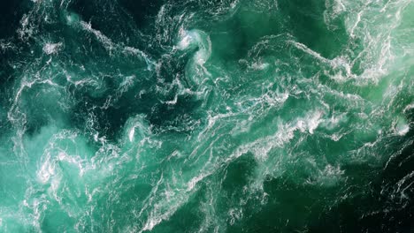 海の巻きと乱れた水の空中写真