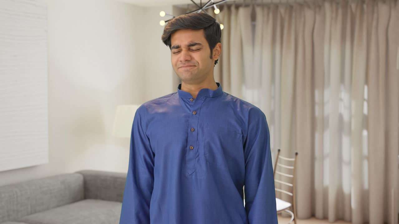 chico indio perezoso bostezando y estirándose