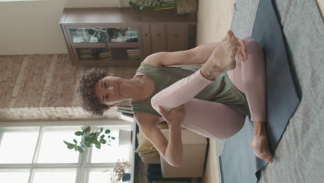 mujer practicando yoga en casa