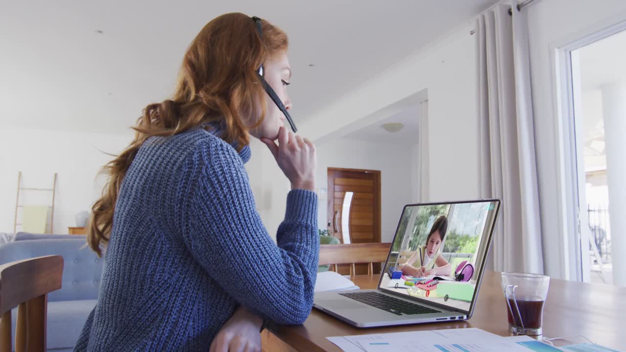 Kaukasische Lehrerin nutzt Laptop und Telefon-Headset im Videoanruf mit Schülerin.