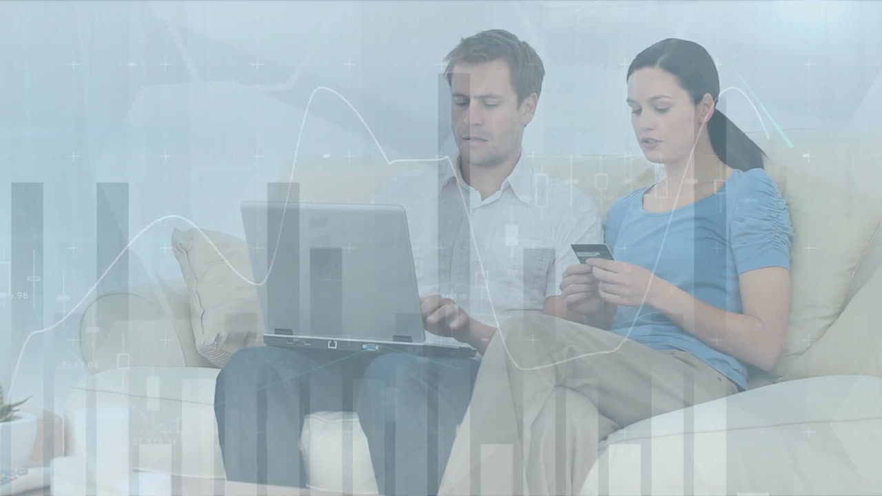 animación del procesamiento de datos financieros sobre una pareja caucásica usando una computadora portátil