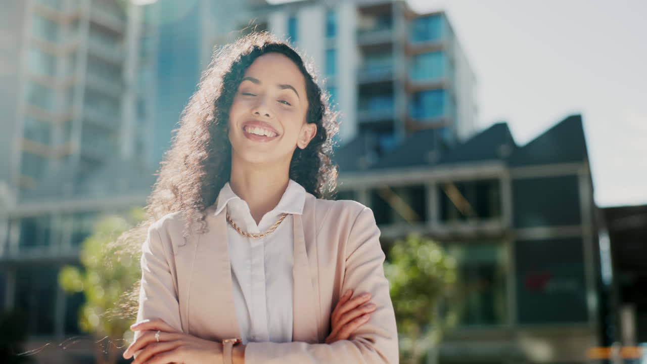 negocios, mujer feliz en la ciudad