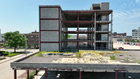 estática y todavía aérea de un sitio de construcción dejado a pudrir