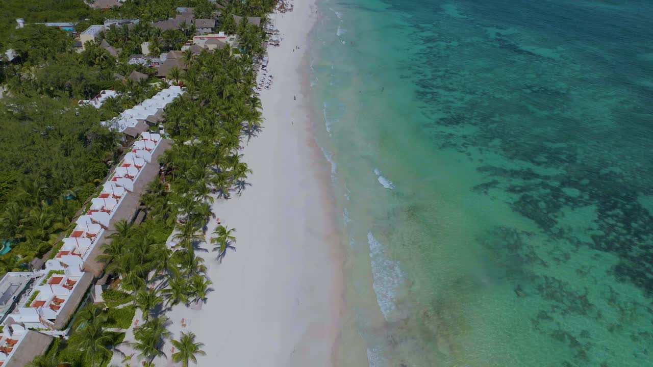 playa tropical de arena blanca costa de tulum, méxico - aérea
