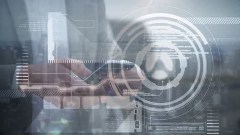 animación del procesamiento de datos sobre un empresario caucásico que usa un teléfono inteligente
