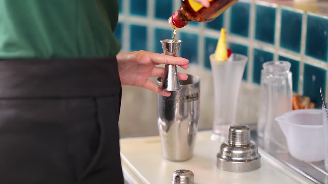 테일을 준비하는 바텐더