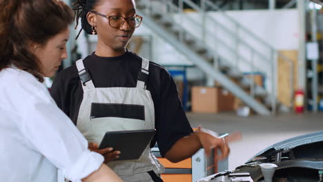 mechanic woman calculates car fix