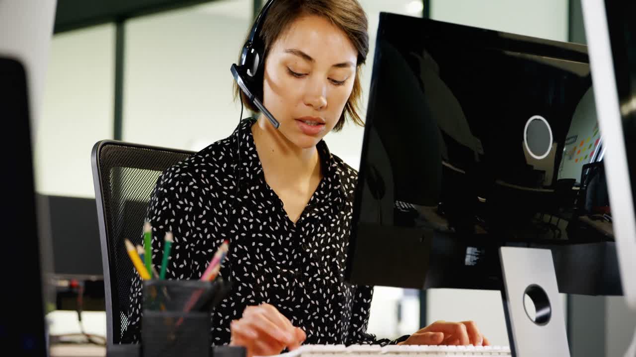 고객 서비스 임원이 4k 데스크에서 헤드 ⁇ 으로 이야기하고 있습니다.